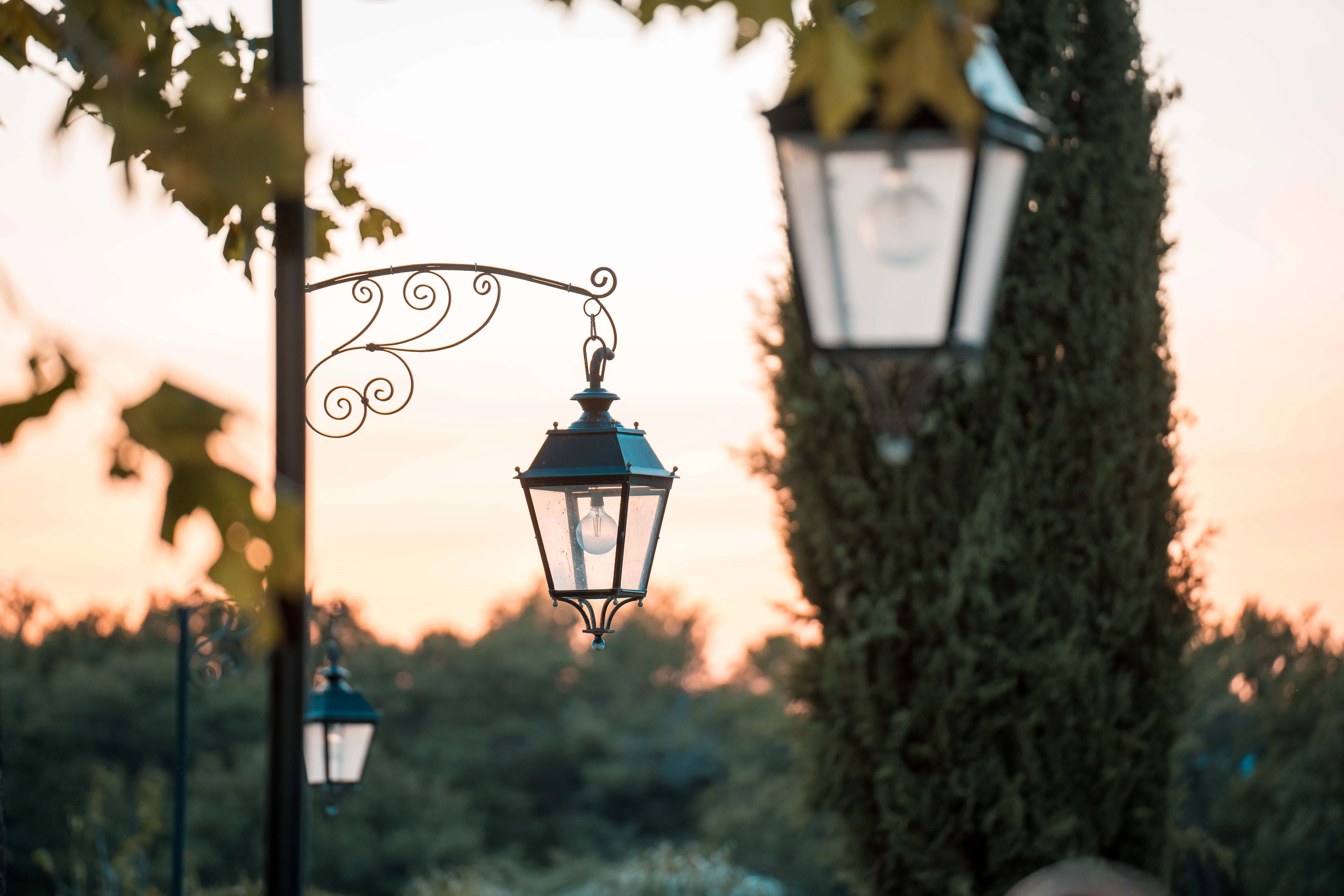 Les lanternes du domaine au coucher du soleil