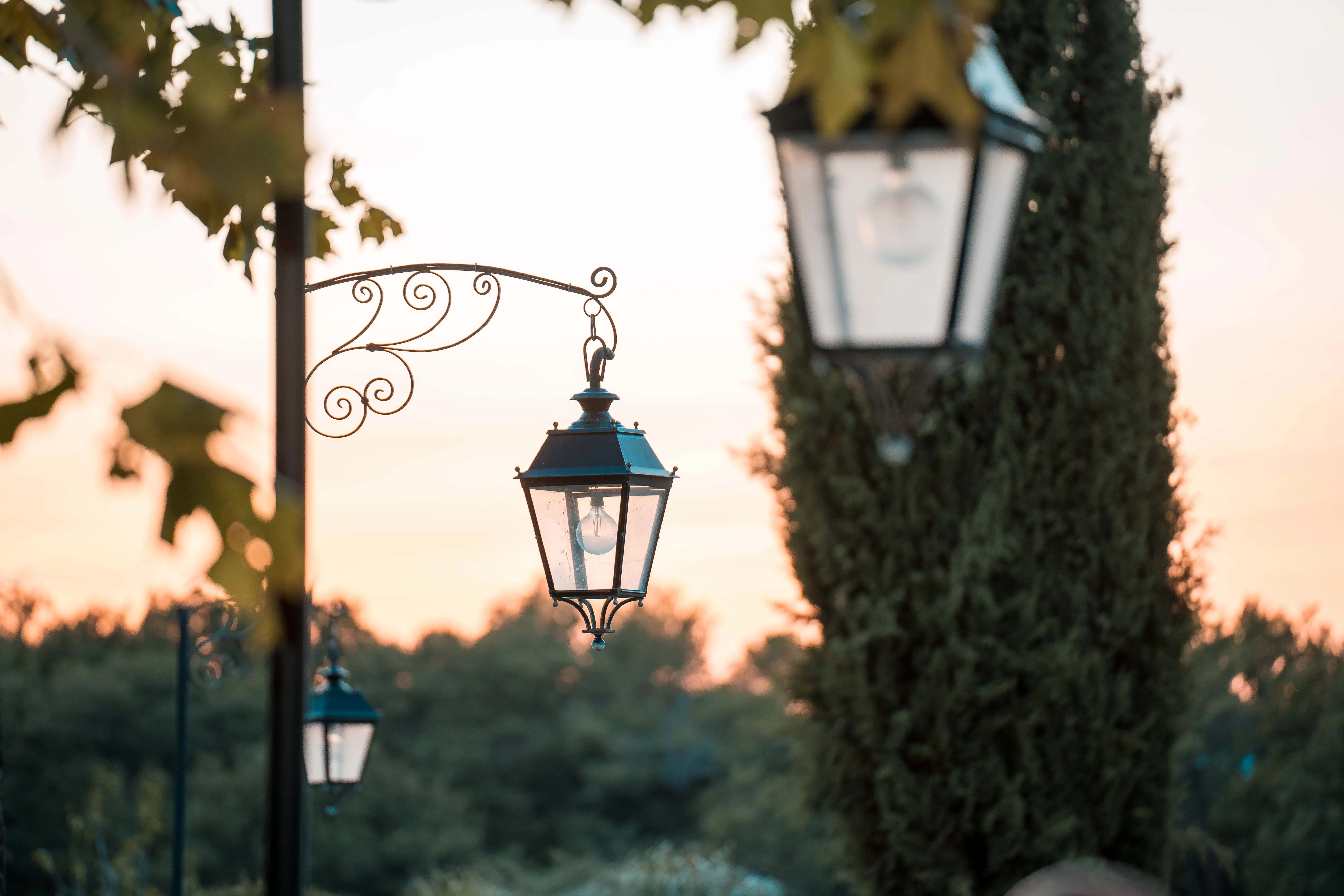 Les lanternes du domaine dans la lumière du couchant