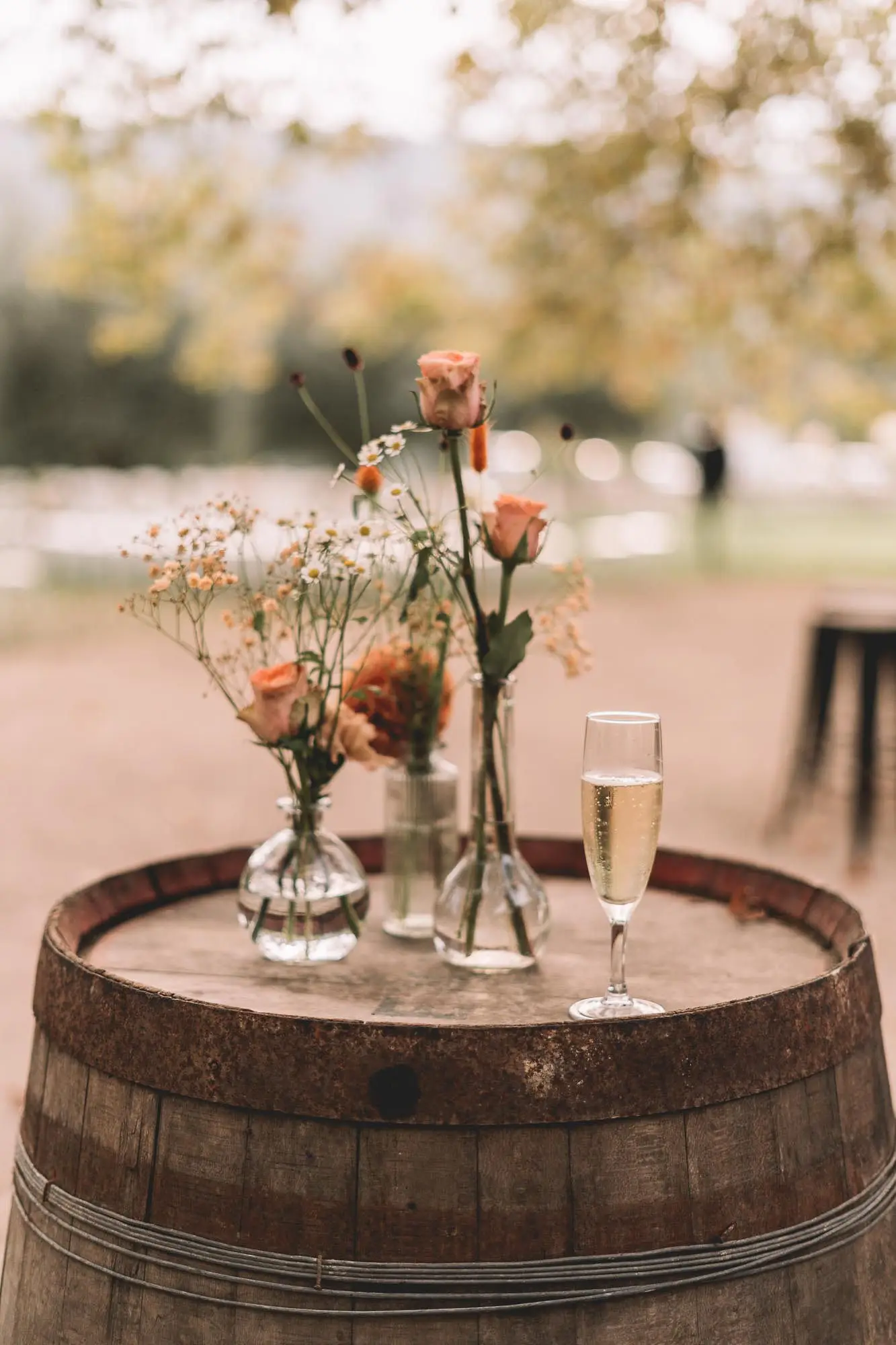 Compositions florales posées sur un tonneau de vin