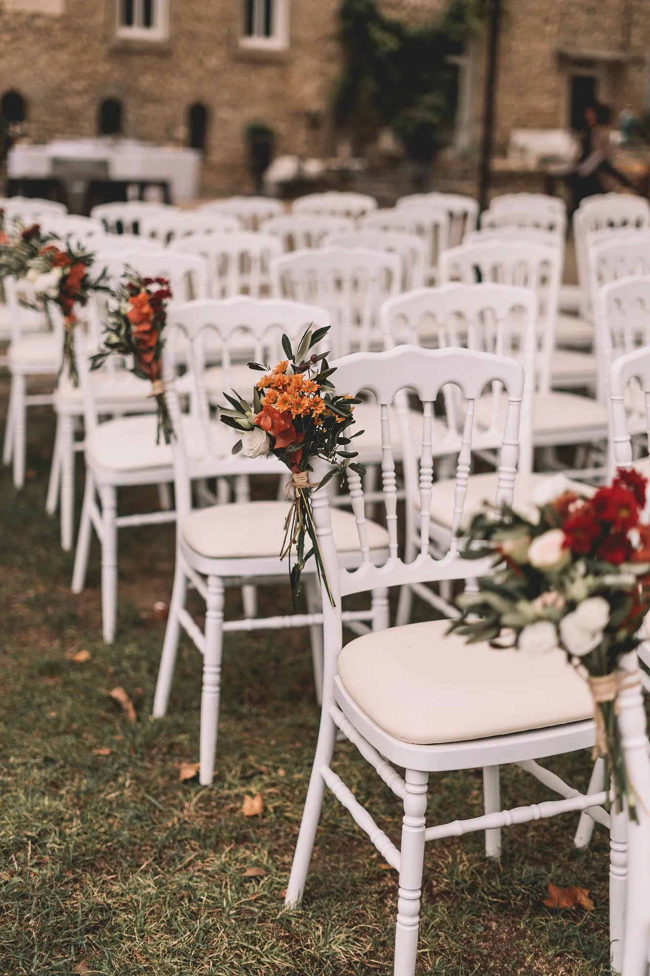 Rangées de chaises blanches prêtes pour la cérémonie