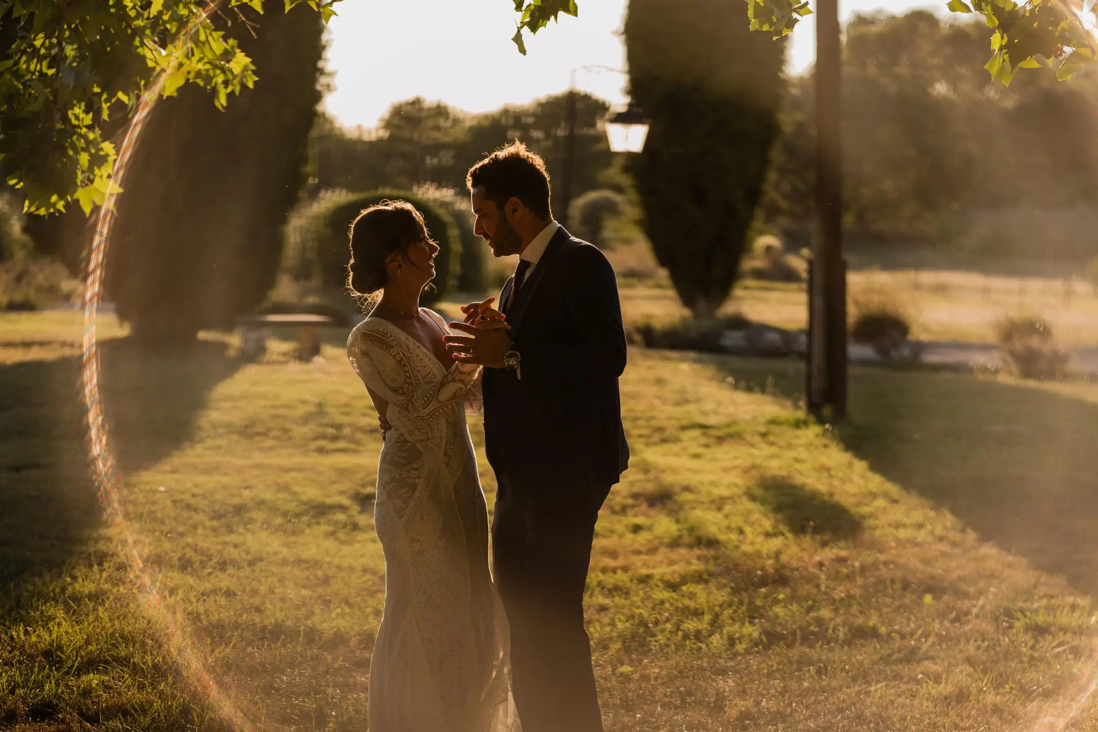 Les mariés au crépuscule dans le parc du domaine