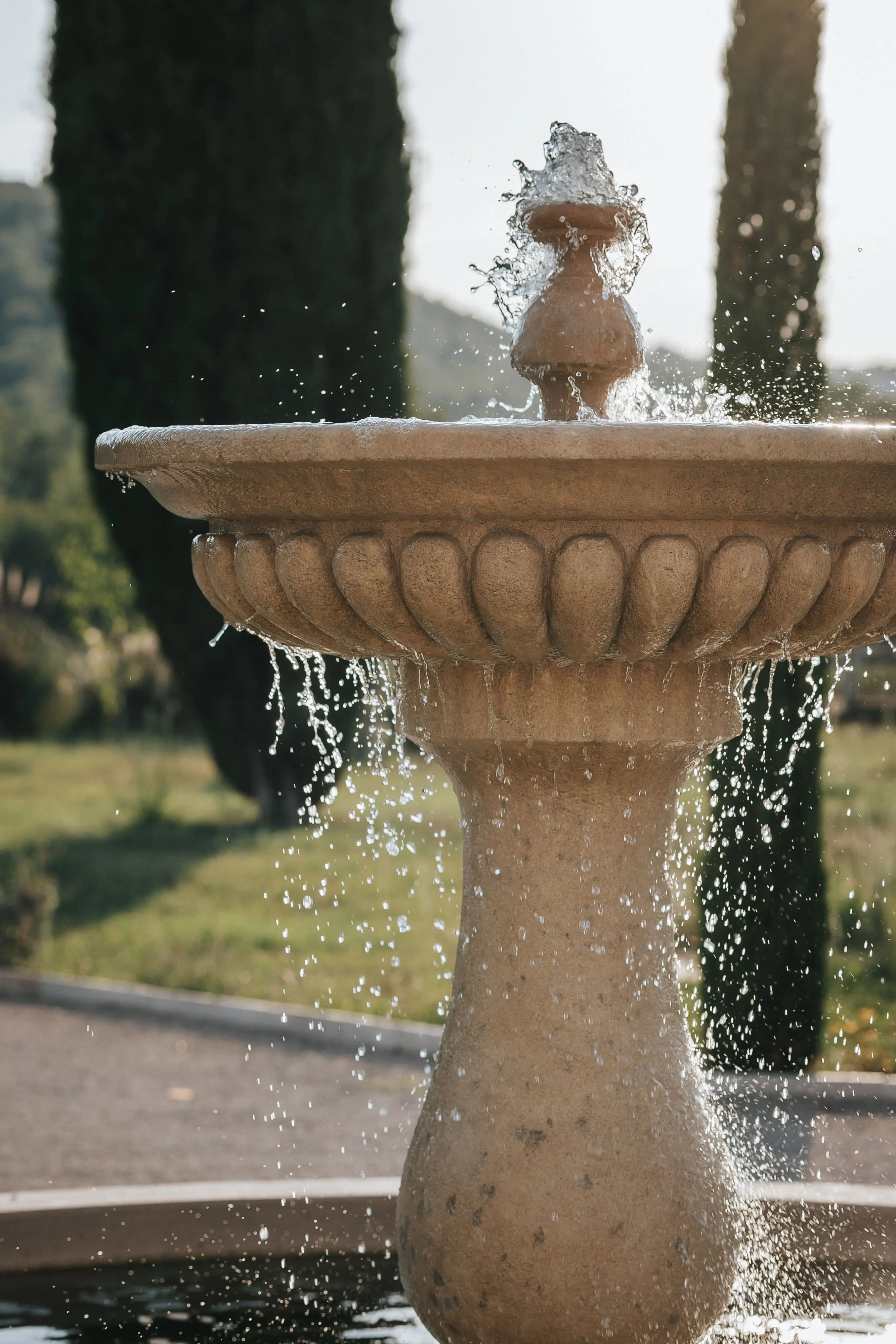 La fontaine en pierre au soleil couchant