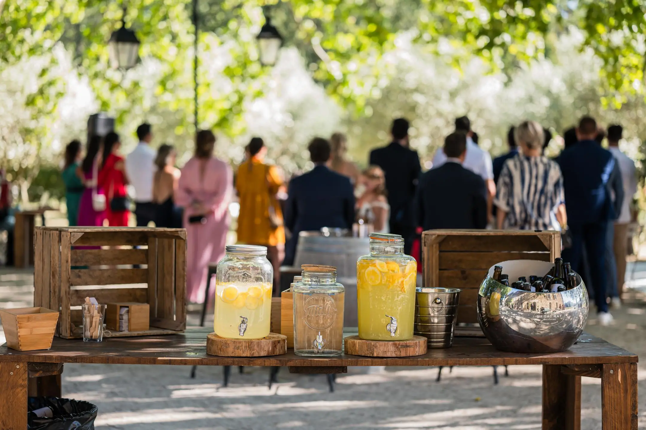 Buffets du vin d’honneur dressés sous les arbres