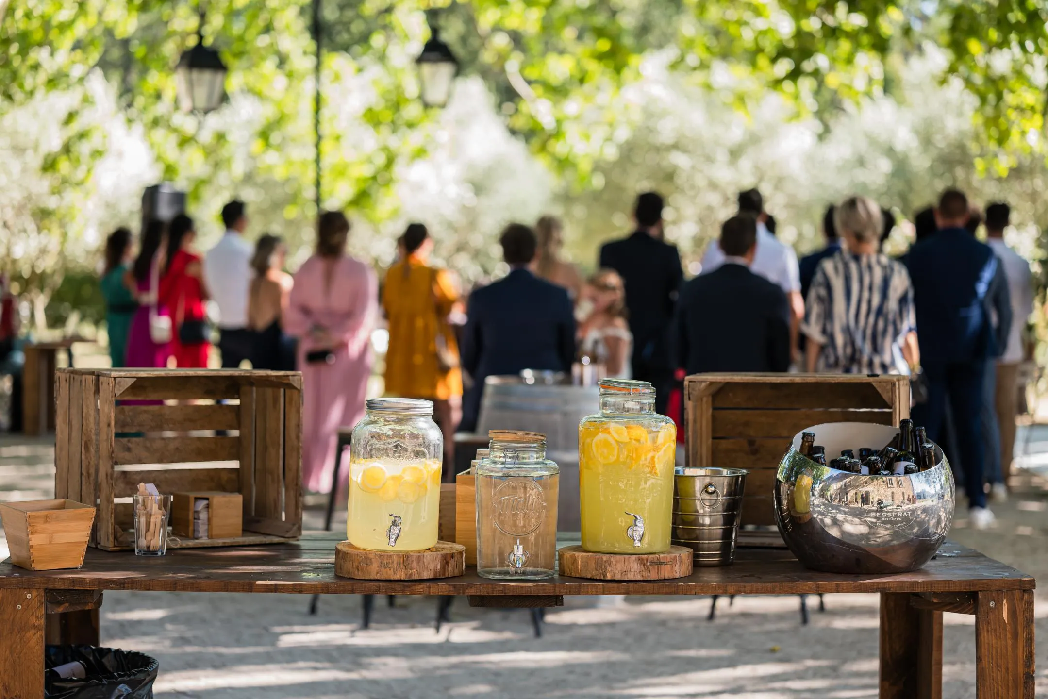 Buffets du vin d’honneur dressés sous les arbres