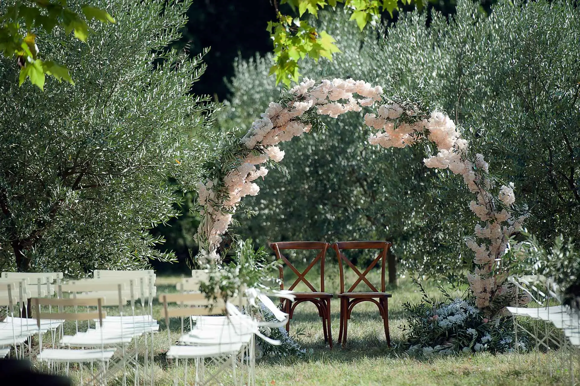 Arche de cérémonie circulaire fleurie dressée dans l'oliveraie