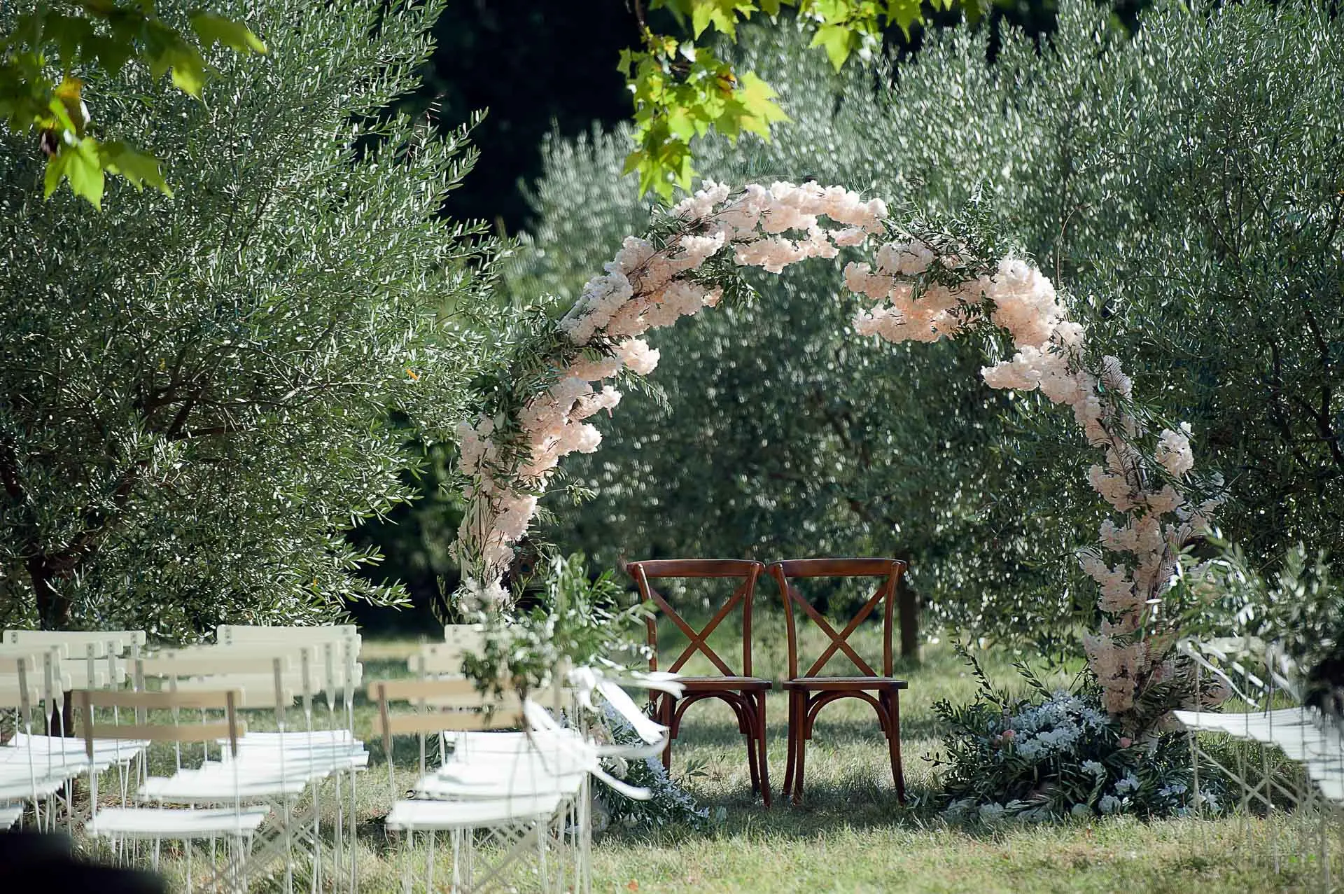 Arche de cérémonie circulaire fleurie dressée dans l'oliveraie
