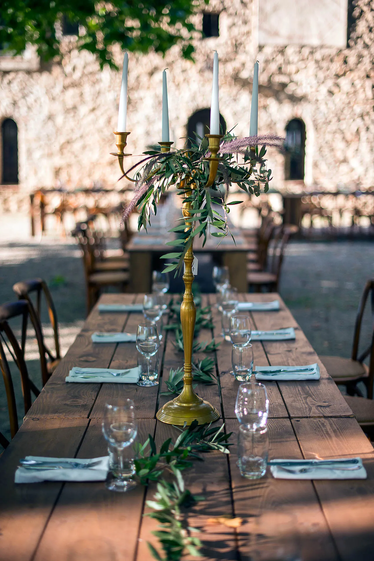 Chandeliers et fleurs sur la grande table d’honneur