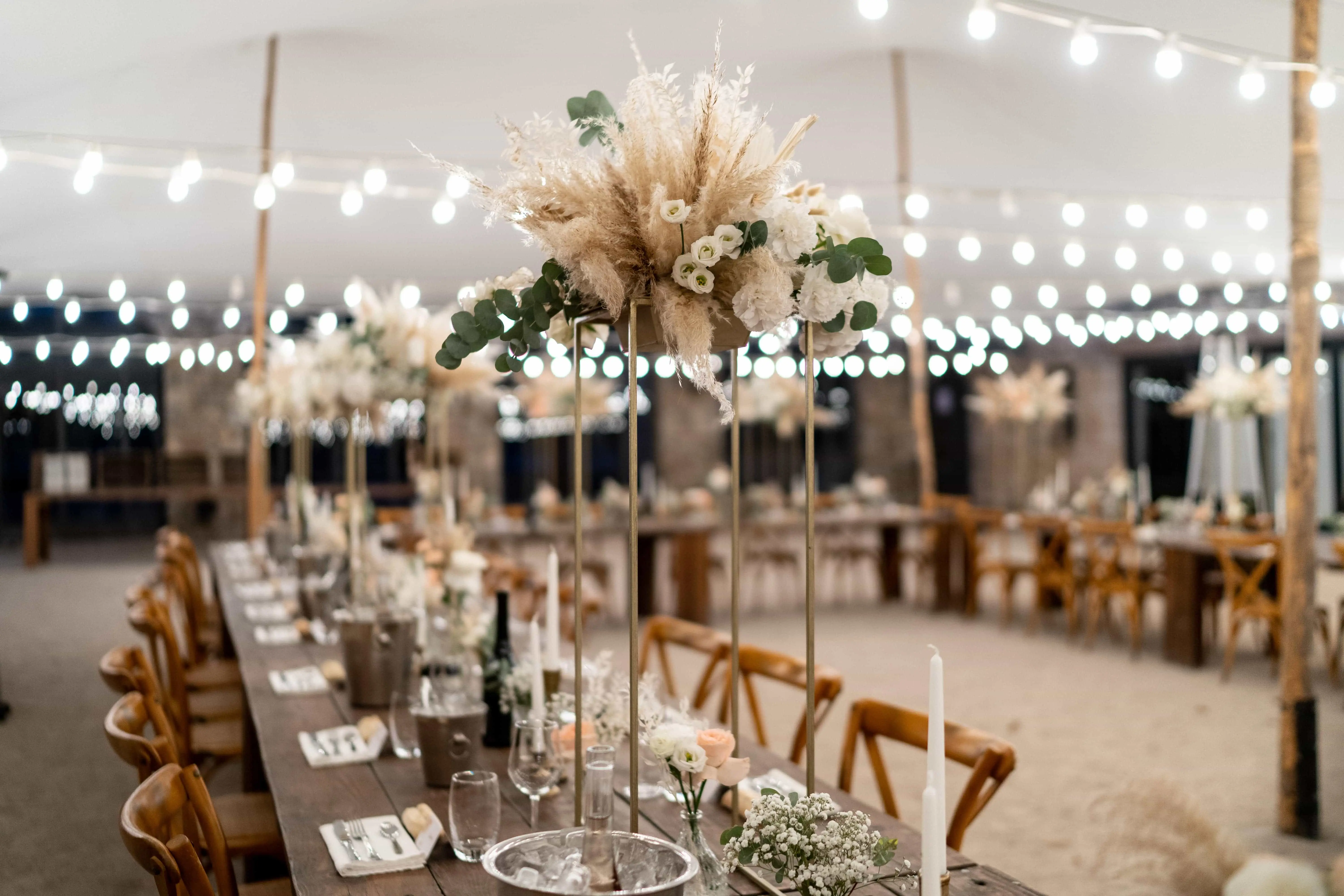 Centre de table fleuri sous les guirlandes lumineuses