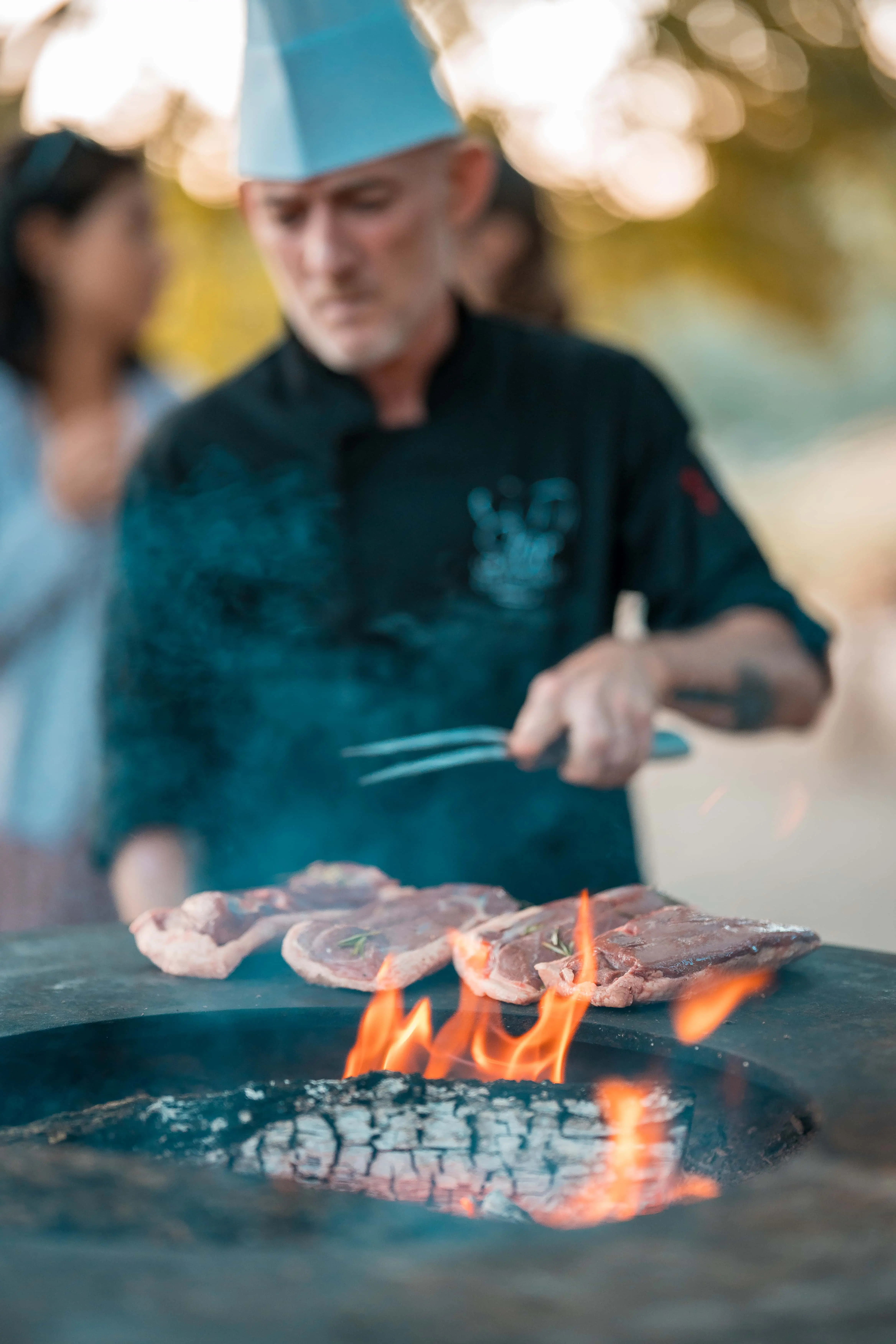 Le chef prépare des grillades au brasero