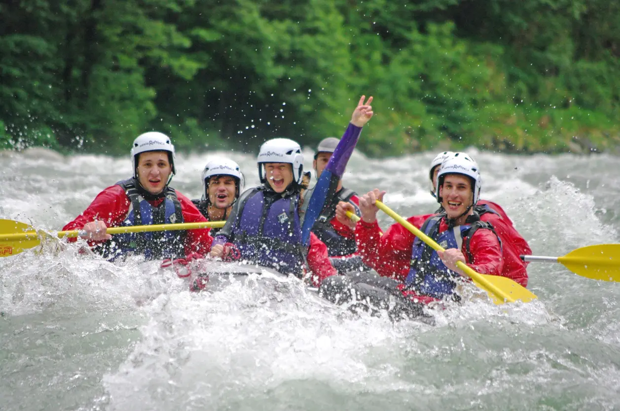 Une équipe pagaie en rafting dans les gorges du Verdon