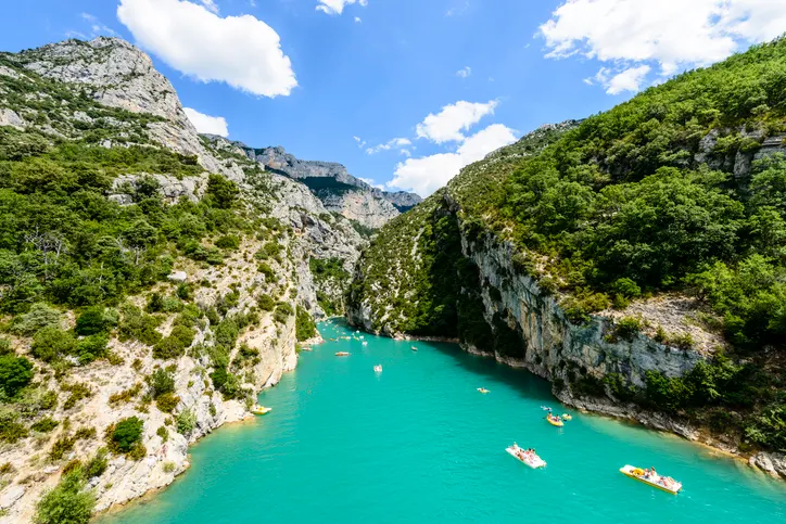 Les eaux turquoise des gorges du Verdon entre les falaises