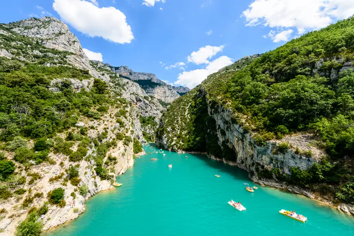 Les eaux turquoise des gorges du Verdon entre les falaises
