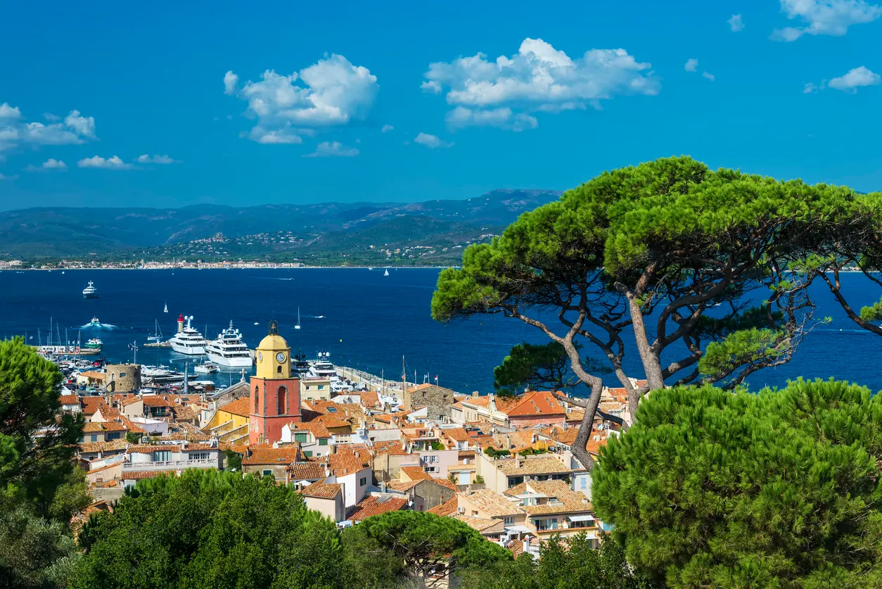 Le village et le golfe de Saint-Tropez vus des hauteurs