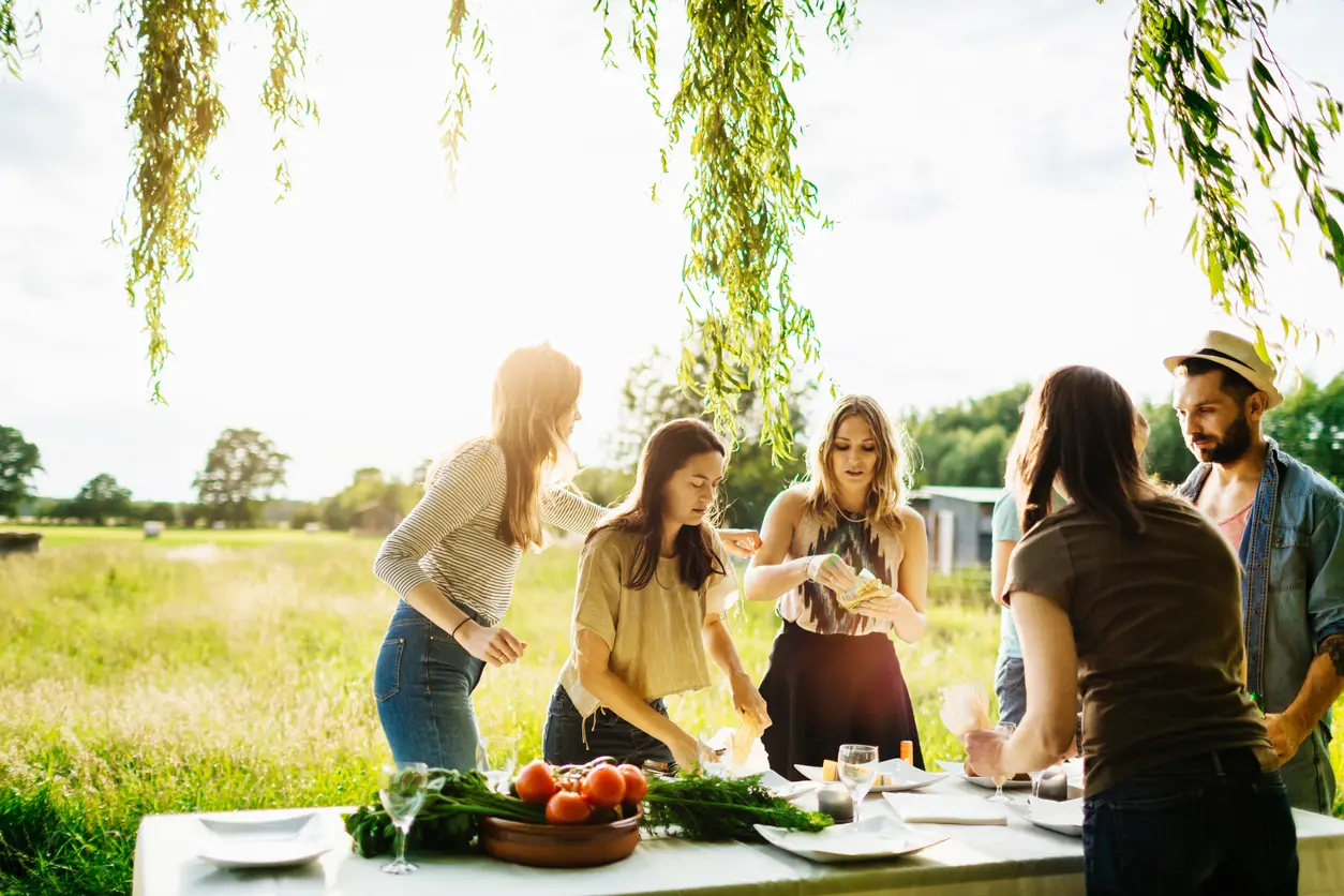 L’équipe cuisine ensemble en plein air