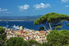 Un village perché du Haut-Var au milieu des collines